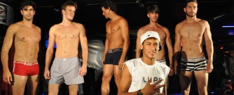 Neymar posa de cuecas ao lado de time de modelos; veja as fotos